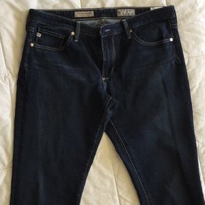 Dark slimming blue jeans